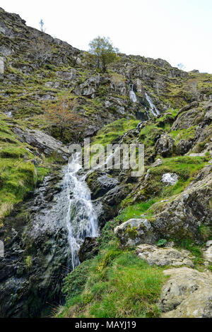 Forza di Moss a cascata Newlands Hause (Pass) tra Buttermere e Keswick nel Parco nazionale del Lake District in Cumbria, Inghilterra Foto Stock