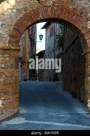 Strada di Pienza italiano villaggio medievale, sito Patrimonio Mondiale dell'UNESCO, in provincia di Siena, Toscana, Italia. Foto Stock