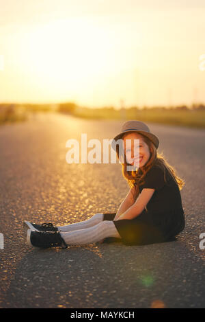 Bella ragazza moderna look alla moda Foto Stock