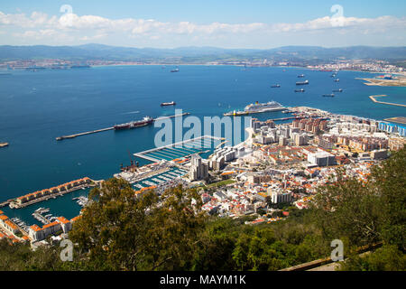 Vista su Gibilterra e la città spagnola Algeciras e La Linea de la concezione, dalla roccia di Gibilterra. Foto Stock