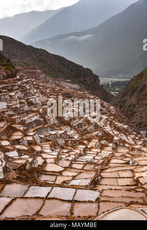 Salinas de Maras, man-made miniere di sale nella Valle Sacra vicino a Cusco, Perù Foto Stock