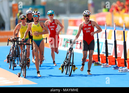 L'Inghilterra del Vicky Holland (destra) attraversa la linea di arrivo delle donne del Triathlon finale al Southport Broadwater Parklands durante il giorno uno del 2018 Giochi del Commonwealth in Gold Coast, Australia. Foto Stock