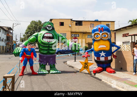 Guayaquil, Ecuador, Dicembre 31, 2016: monumentali sculture di legno e di carta verniciata, realizzata per commemorare la fine dell'anno nella città di Guayaqu Foto Stock