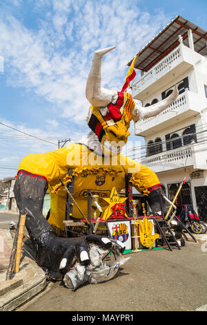 Guayaquil, Ecuador, Dicembre 31, 2016: monumentali sculture di legno e di carta verniciata, realizzata per commemorare la fine dell'anno nella città di Guayaqu Foto Stock