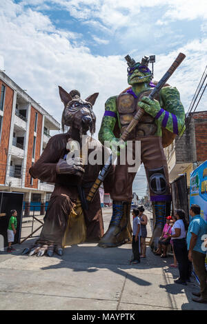 Guayaquil, Ecuador, Dicembre 31, 2016: monumentali sculture di legno e di carta verniciata, realizzata per commemorare la fine dell'anno nella città di Guayaqu Foto Stock