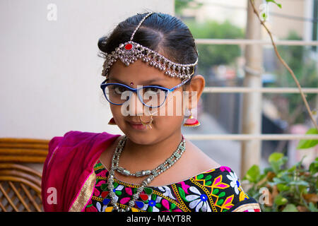 Poco carino ragazza di usura di Rajasthani tradizionali abiti e gioielli Foto Stock