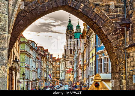 Praga, Repubblica Ceca - 28 agosto 2014: la gente del posto e i turisti a piedi a Praga al tramonto Foto Stock