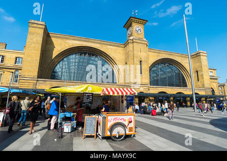 Mercato di strada nella parte anteriore della stazione di King Cross, London, Regno Unito Foto Stock