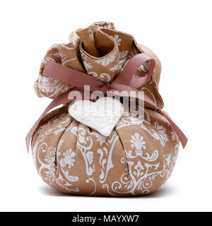 Sacco marrone borsa regalo con nastro a prua e a forma di cuore sulla pietra bianca di sfondo isolato Foto Stock