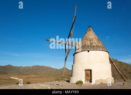 Il mulino a vento Molino del Collado de los Genoveses, Riserva Naturale di Cabo de Gata-Nijar, provincia di Almeria, Andalusia, Spagna Foto Stock