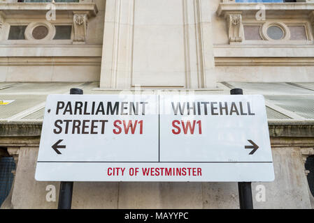 Il Parlamento Street e Whitehall street segni, London, Regno Unito Foto Stock