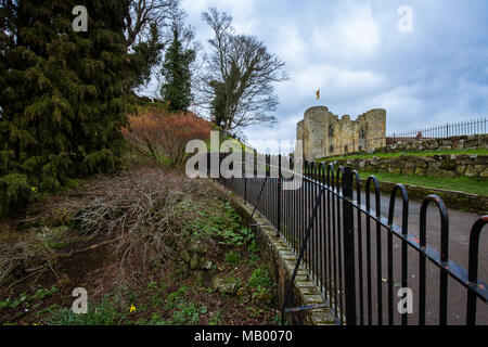 Tonbridge Castle nel Kent nella primavera del 2018 in una giornata di sole in cielo blu con nuvole Foto Stock