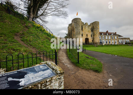 Tonbridge Castle nel Kent nella primavera del 2018 in una giornata di sole in cielo blu con nuvole Foto Stock