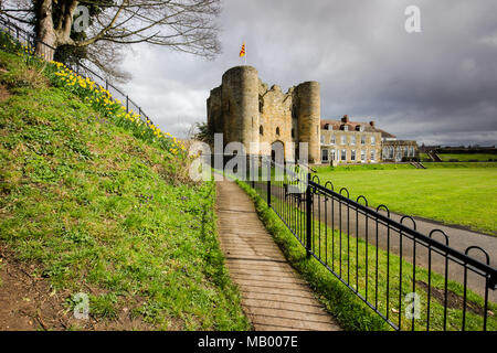 Tonbridge Castle nel Kent nella primavera del 2018 in una giornata di sole in cielo blu con nuvole Foto Stock