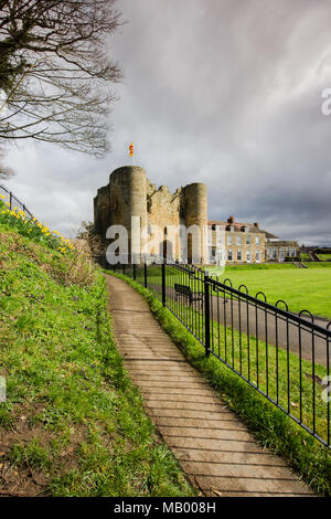 Tonbridge Castle nel Kent nella primavera del 2018 in una giornata di sole in cielo blu con nuvole Foto Stock