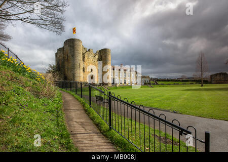 Tonbridge Castle nel Kent nella primavera del 2018 in una giornata di sole in cielo blu con nuvole Foto Stock