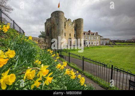 Tonbridge Castle nel Kent nella primavera del 2018 in una giornata di sole in cielo blu con nuvole Foto Stock