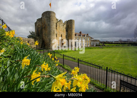 Tonbridge Castle nel Kent nella primavera del 2018 in una giornata di sole in cielo blu con nuvole Foto Stock