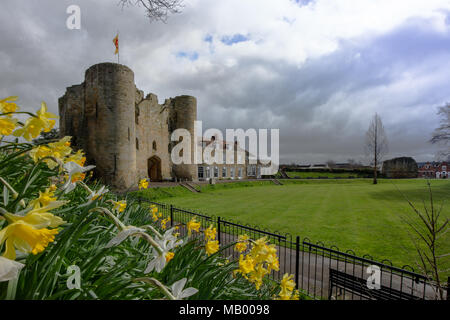 Tonbridge Castle nel Kent nella primavera del 2018 in una giornata di sole in cielo blu con nuvole Foto Stock