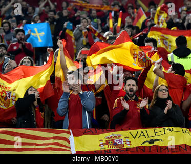 Saluti da tifosi spagnoli durante la partita di calcio, Esprit Arena, Düsseldorf, Renania settentrionale-Vestfalia, Germania Foto Stock