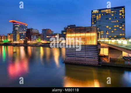 Skyline a Media Harbour, Lido, Colorium edificio con Innside Hotel, Roggendorf-Haus, Hyatt Hotel Rgency, blu ora Foto Stock