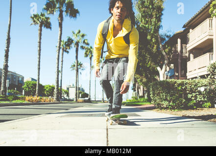 Skater boy sulla strada a Los Angeles. Lo skateboard in Venice, California Foto Stock