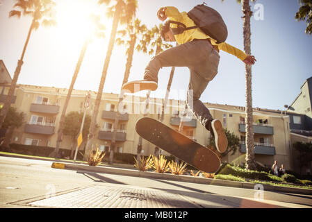 Skater boy andando a skate park a Venezia Foto Stock