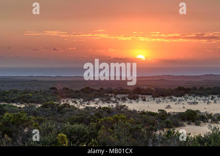 Il sole tramonta sull'Oceano Indiano a Pinnacoli, Australia Foto Stock