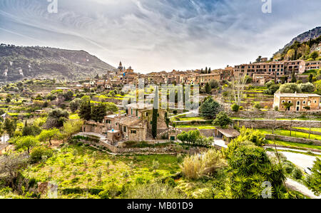 Panorama di Valldemossa nelle montagne Tramuntana in Maiorca Foto Stock