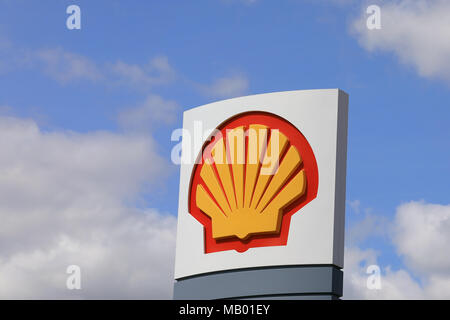 AURA, Finlandia - 10 giugno 2017: la Royal Dutch Shell logo contro il cielo blu e nuvole bianche al di fuori di una stazione di gas nel sud della Finlandia. Foto Stock