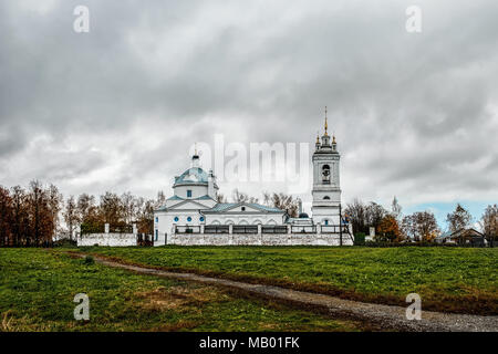 Bellissimo paesaggio con la famosa Chiesa in Russia, Konstantinovo, il luogo di nascita di Sergei Yesenin. Punto di riferimento russo. Un telaio orizzontale. Foto Stock