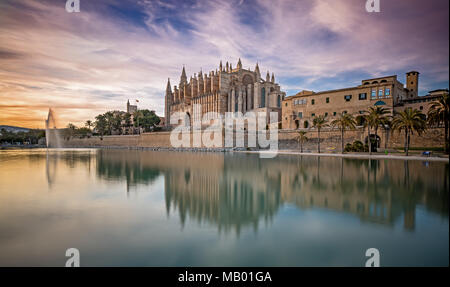 La Cattedrale La Seu al tramonto in Palma de Mallorca Foto Stock
