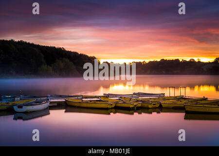 Inizia un nuovo giorno oltre il serbatoio a Thornton. Foto Stock