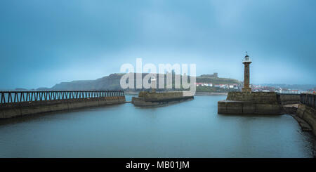 Ingresso al porto a Whitby guardando indietro verso la città. Foto Stock