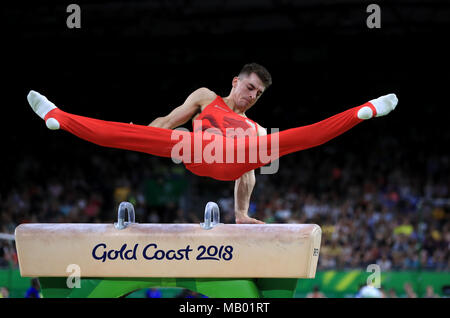 Il Max Whitlock inglese compete sul cavallo Pommel durante la finale della squadra di ginnastica maschile al Coomera Indoor Sports Center durante il giorno uno dei 2018 Commonwealth Games nella Gold Coast, Australia. Foto Stock