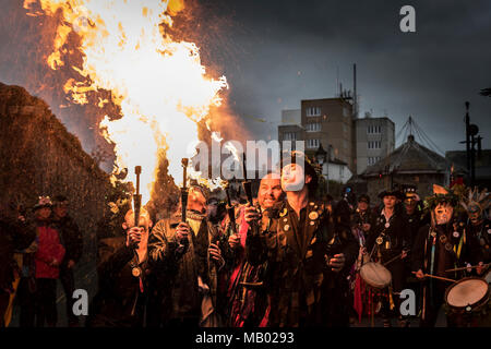 L'annuale Festival Montol in Penzance per celebrare il solstizio d'inverno. Foto Stock