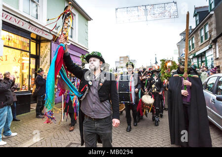 L'annuale Festival Montol in Penzance per celebrare il solstizio d'inverno. Foto Stock