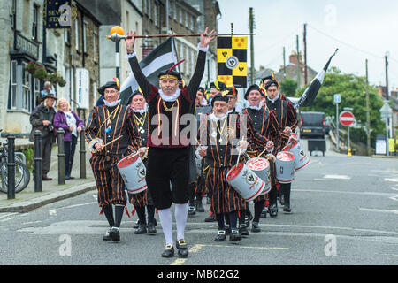 Il Falmouth Marine Marching Band attraverso le strade di Penryn Cornwall come parte del Penryn Kemeneth due giornata festiva del patrimonio. Foto Stock