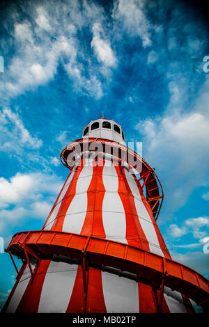 In vecchio stile Helter Skelter con un bel cielo dello sfondo. Foto Stock