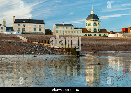 La Bassa marea a Worthing beach. Foto Stock