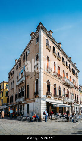 Venezia, Italia - 28 Marzo 2018: Street corner cafe nel quartiere di Cannaregio a Venezia Foto Stock