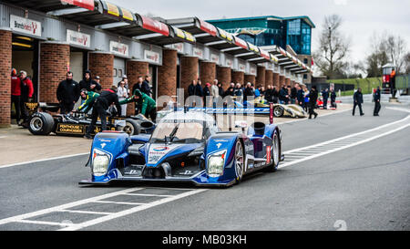 Peugeot Sport, Peugeot 908 LMP1 Le Mans 24Hr auto in pit lane durante il Master Racing storica giornata di test sul circuito di Brands Hatch Foto Stock