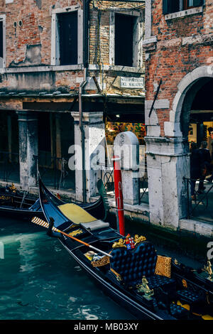 Un vuoto che la gondola di lusso ormeggiata su un tipico bollard Foto Stock