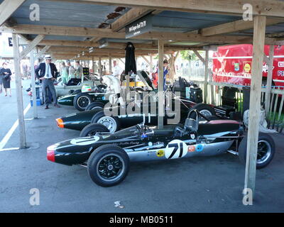 Historic Racing nel paddock del 2008 a Goodwood evento. Foto Stock