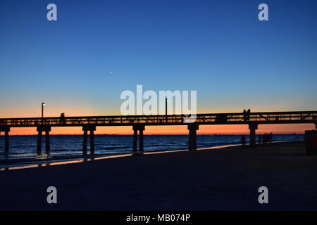 Tramonto dietro il molo Foto Stock