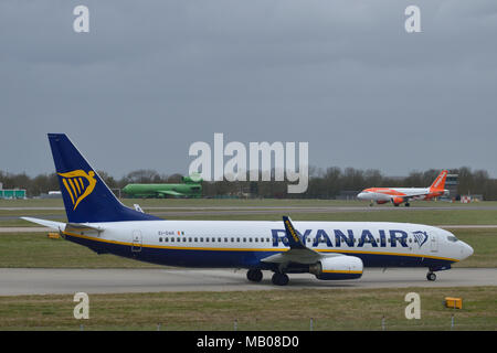 Ryanair Aeromobili in rullaggio in all'Aeroporto Stansted di Londra come un piano di Easyjet decolla in background Foto Stock