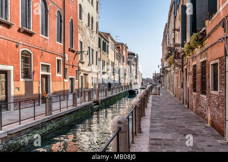 Canali colorati nel sestiere di Dorsoduro a Venezia Italia Foto Stock