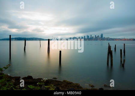 Puget Sound e dello skyline della città di Seattle nella nebbia di mattina presto, nello Stato di Washington, USA Foto Stock