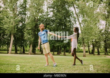 Bel giovane multirazziale giovane nel parco in estate Foto Stock