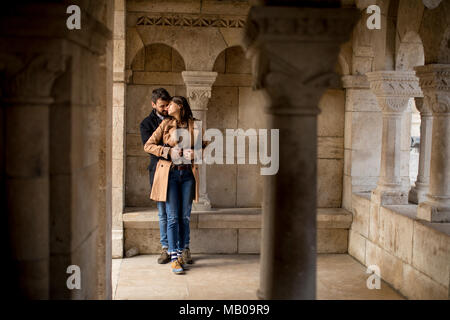 Abbracciato amare giovane nella zona storica di Budapest, Ungheria Foto Stock